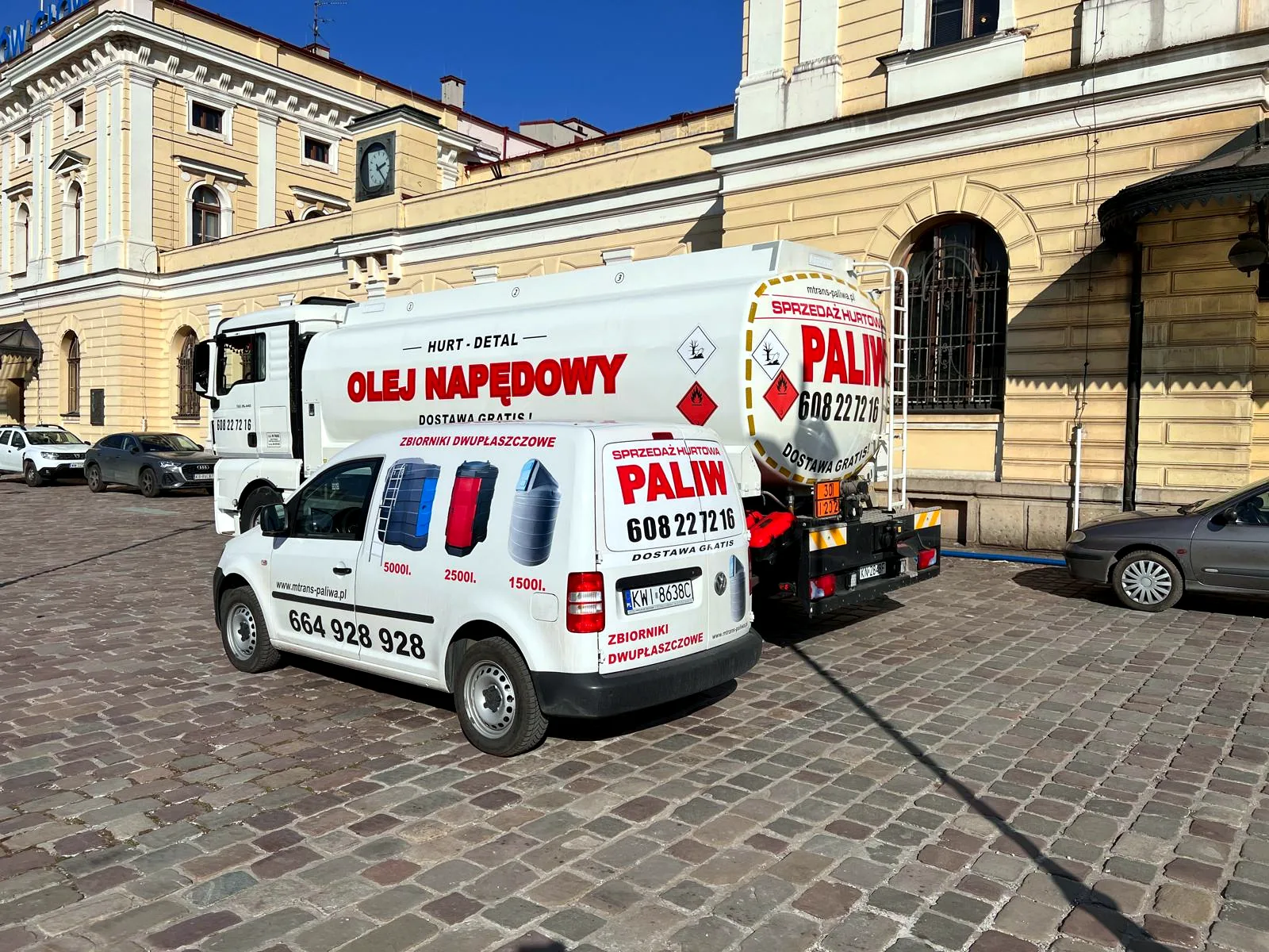 Autocysterna i samochód firmowy M-TRANS przy dostawie